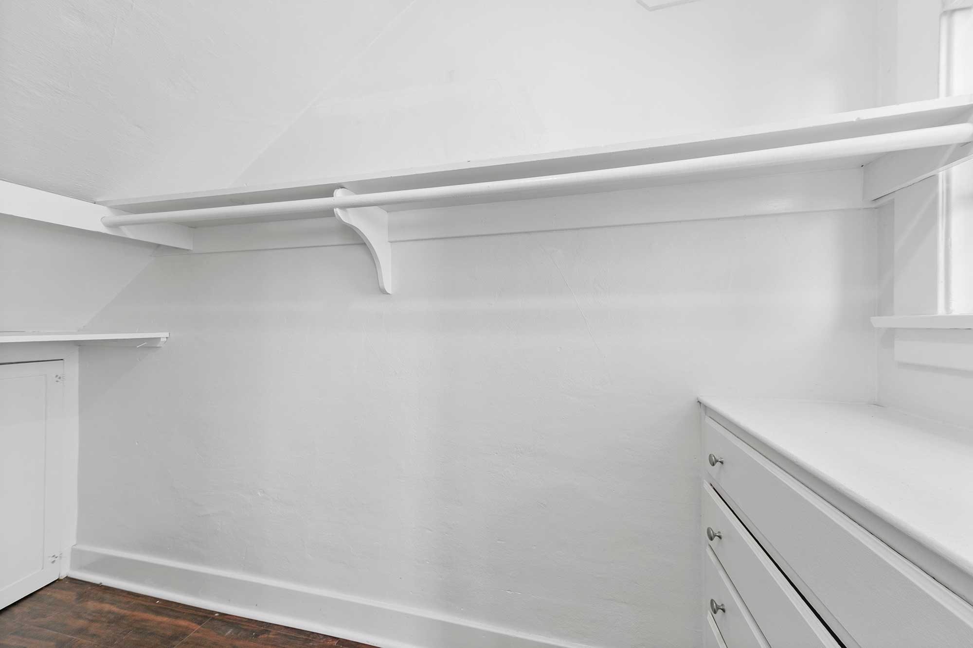 Knolls on Elm Apartments closet