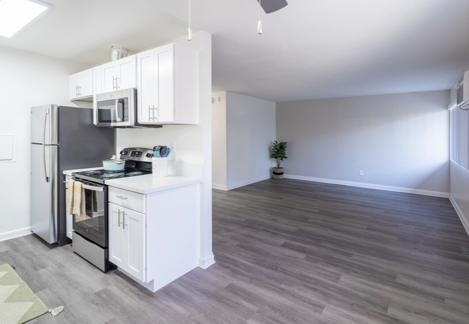 Knolls on Elm Apartments kitchen, dining, and living room